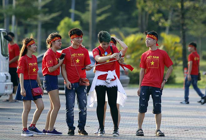 U22 Việt Nam - U22 Philippines:  Đỏ rực fan cổ vũ Công Phượng, Hữu Thắng - 7