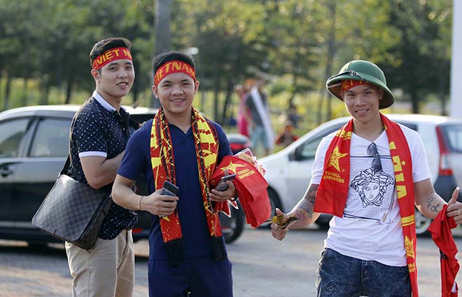 U22 Việt Nam - U22 Philippines:  Đỏ rực fan cổ vũ Công Phượng, Hữu Thắng - 8