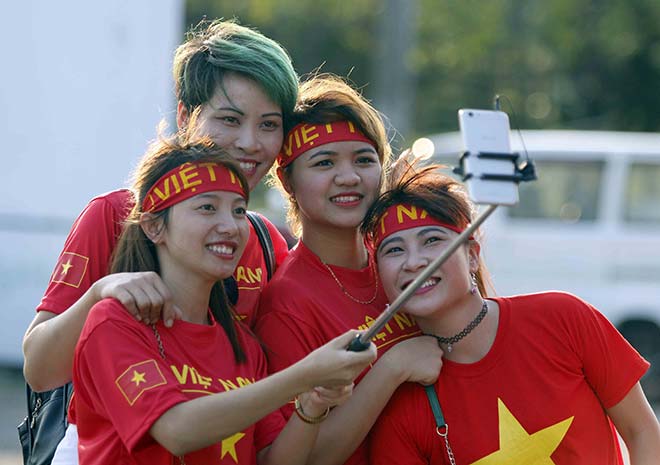 U22 Việt Nam - U22 Philippines:  Đỏ rực fan cổ vũ Công Phượng, Hữu Thắng - 9