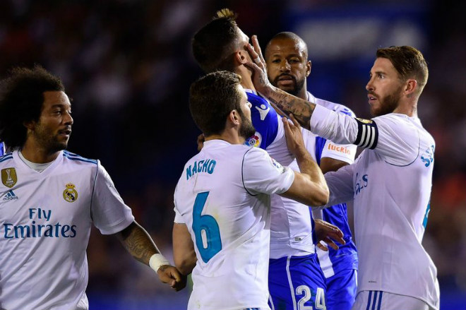 Real đè bẹp Deportivo: “Đồ tể” Ramos xơi thẻ đỏ, Zidane kêu trời - 1