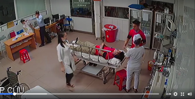 Người nhà bệnh nhân xông vào phòng cấp cứu hành hung bác sĩ - 1