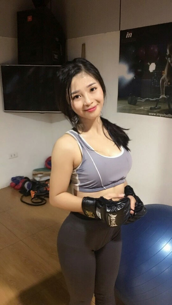Bông Trần được biết đến từ đầu năm 2017, qua loạt clip kick-boxing và múa côn nhị khúc. 