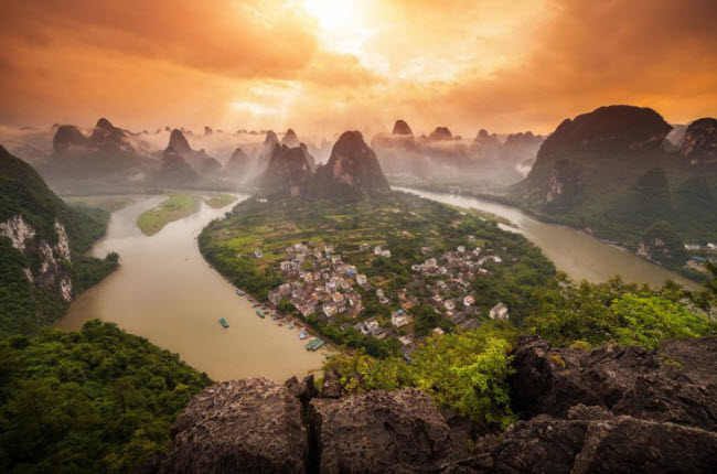 1. Quế Lâm: Được thành lập vào năm 314 trước công nguyên tại thung lũng Li Giang, thành phố Quế Lâm ngày nay là một trong những địa điểm hấp dẫn nhất tại Trung Quốc. Nơi đây được bao quanh bởi những dãy núi đá vôi, tạo nên phong cảnh tuyệt đẹp.