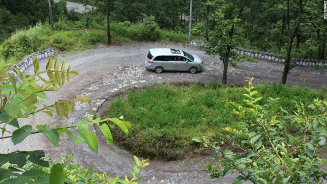 Sợ "bắn tim" lướt xe trên cung đường 24 khúc cua “tử thần” - 2