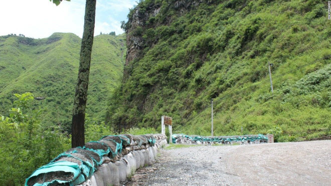 Sợ "bắn tim" lướt xe trên cung đường 24 khúc cua “tử thần” - 4