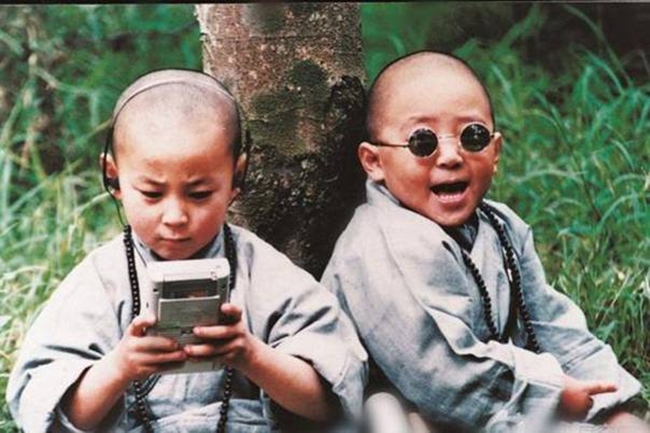Thích Tiểu Long (Ashton Chen) tên thật là Trần Tiểu Long, sinh năm 1988. Khi lên 2 tuổi, cậu đã theo học võ thuật tại Thiếu Lâm Tự. Năm 4 tuổi, cậu bé gia nhập làng giải trí và ngay lập tức nổi tiếng với vẻ ngoài đáng yêu, dễ thương cùng loạt phim “Thiếu Lâm tiểu tử”, “Rồng Trung Hoa”, “Tân Ô Long viện”, “Thập huynh đệ”, “Long tại Thiếu Lâm”…