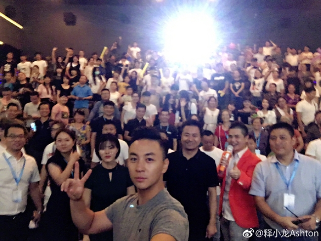 Thích Tiểu Long chụp ảnh “tự sướng” cùng người hâm mộ trong buổi ra mắt phim.