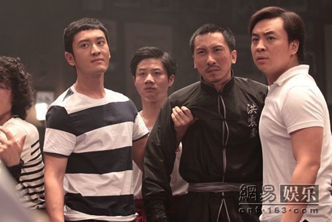 Thích Tiểu Long (ngoài cùng bên phải) trong phim “Diệp vấn 2”.