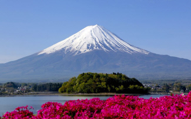 1. Núi Phú Sĩ: Ngọn núi cao nhất Nhật Bản mang nhiều giá trị lịch sử và văn hóa. Nơi đây là địa điểm hành hương linh thiêng của người dân địa phương.