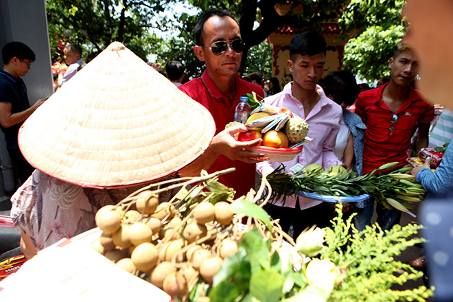 Mùng 1 tháng &#34;cô hồn”, chen nhau dâng lễ ở Phủ Tây Hồ - 2