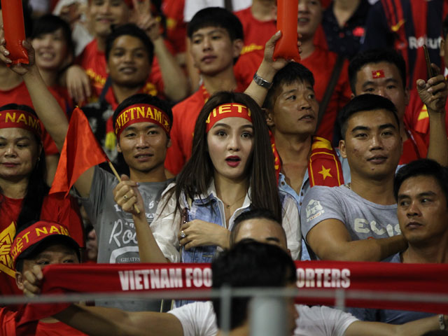 Xem Hồ Tuấn Tài, fan nữ xinh đẹp U22 Việt Nam vẫn rất cuồng nhiệt