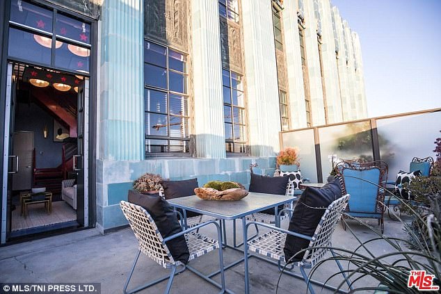 Con gái sao "Cướp biển Caribe" chụp ảnh bán nude đón tuổi 18 - 4