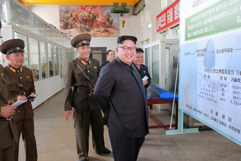 Bức ảnh chụp Kim Jong-un vô tình hé lộ tên lửa cực mạnh - 1