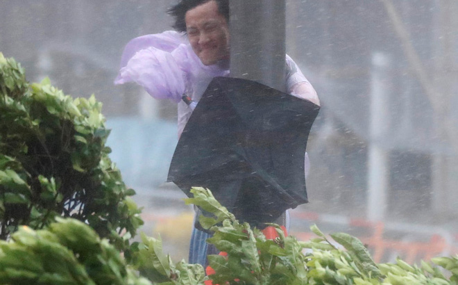 Hình ảnh kinh hoàng khi siêu bão Hato đổ bộ Trung Quốc - 1