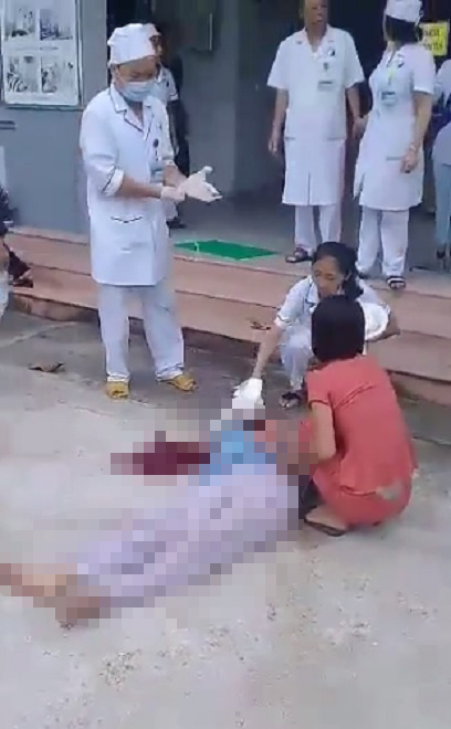 Người phụ nữ bất ngờ nhảy từ tầng 4 bệnh viện xuống đất - 1