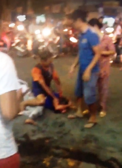 Thanh niên vung dao đâm người “loạn xạ” giữa phố Sài Gòn - 1