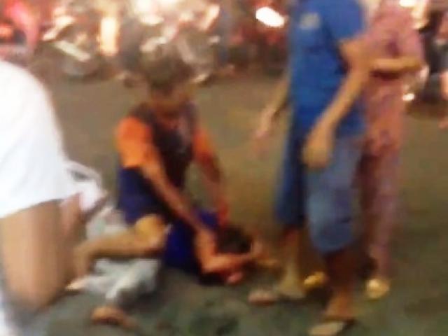 Thanh niên vung dao đâm người “loạn xạ” giữa phố Sài Gòn