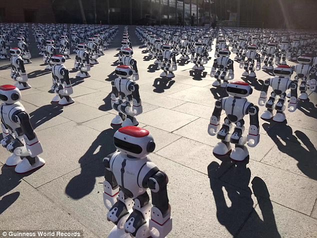 Hơn 1.000 robot lập kỉ lục thế giới vì nhảy đồng diễn - 1