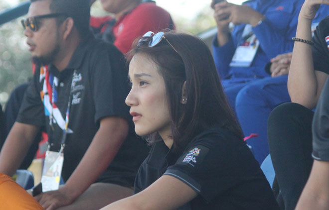 ĐT nữ Thái Lan - Philippines 3-1: Nhận thẻ đỏ, mỹ nữ chê trọng tài - 1