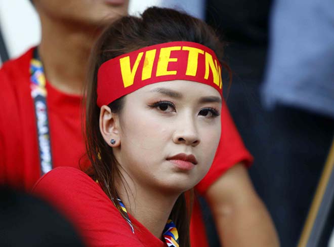 U22 Việt Nam bị loại, CĐV khóc đẫm nước mắt ở sân Selayang - 1