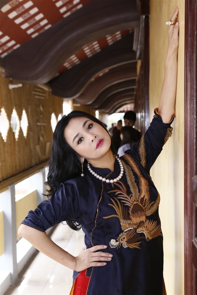 Khi đi biểu diễn ở chùa, dù diện trang phục kín đáo, Thanh Lam vẫn bị chỉ trích vì tạo dáng ở nơi tôn nghiêm.