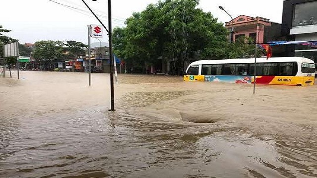 Tuyên Quang: Nước ngập gần nửa xe ô tô trên quốc lộ 2C - 1
