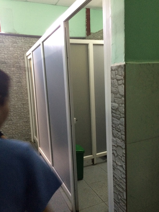 Đẻ trong nhà vệ sinh bệnh viện, người phụ nữ bỏ con vào thùng rác - 1