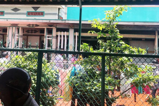 Hai vợ chồng già dìu nhau thoát khỏi căn nhà rực lửa - 2