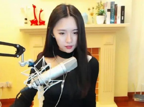 Cô gái 25 tuổi kiếm được 100 tỷ nhờ nghề "giao lưu" - 1