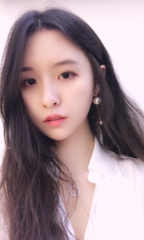 Cô gái 25 tuổi kiếm được 100 tỷ nhờ nghề "giao lưu" - 2