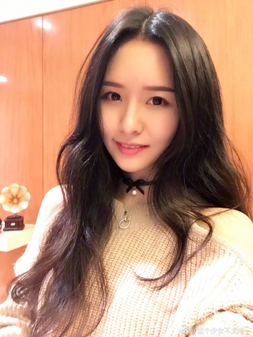 Cô gái 25 tuổi kiếm được 100 tỷ nhờ nghề "giao lưu" - 3