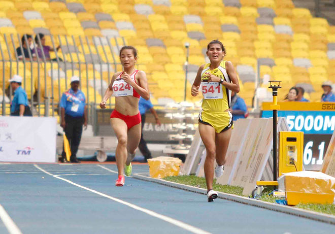 &#34;Người đẹp chân đất” Việt Nam òa khóc, đoạt cả Vàng lẫn Bạc chạy 5000m - 2