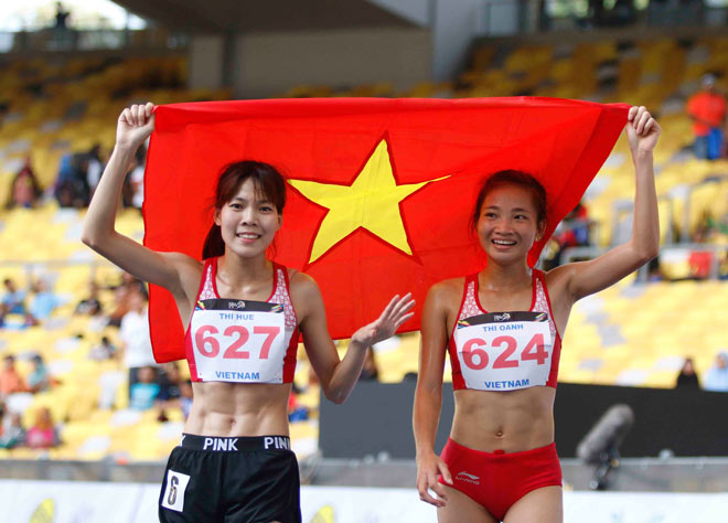 &#34;Người đẹp chân đất” Việt Nam òa khóc, đoạt cả Vàng lẫn Bạc chạy 5000m - 1