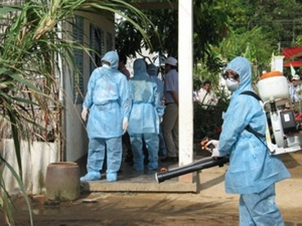Đang phun thuốc diệt muỗi, nữ cán bộ y tế Hà Nội bị đấm rách môi - 1