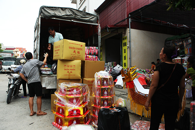 &#34;Xế hộp, iphone&#34; ế ẩm, thời trang địa phủ thăng hoa tháng &#34;cô hồn&#34; - 6