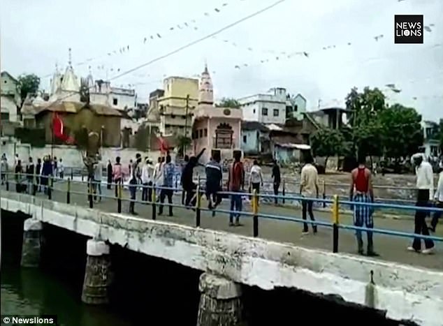 2 làng đổ ra đường ném đá vào nhau theo tục lệ, 400 người bị thương - 2