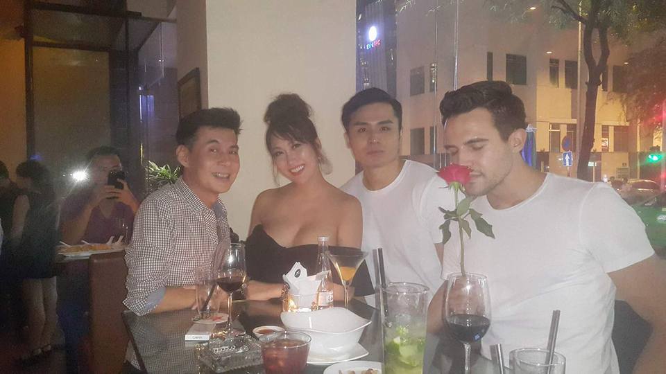 Tình cũ Công Phượng khoe eo thon, dáng chuẩn - 2