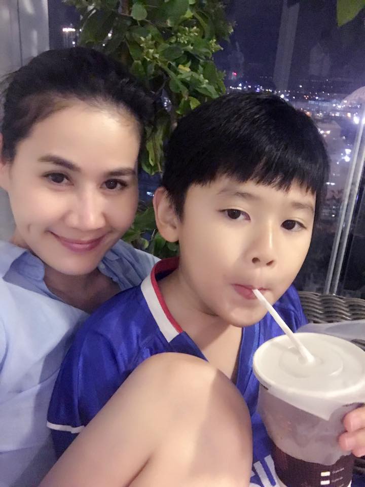 Tình cũ Công Phượng khoe eo thon, dáng chuẩn - 9