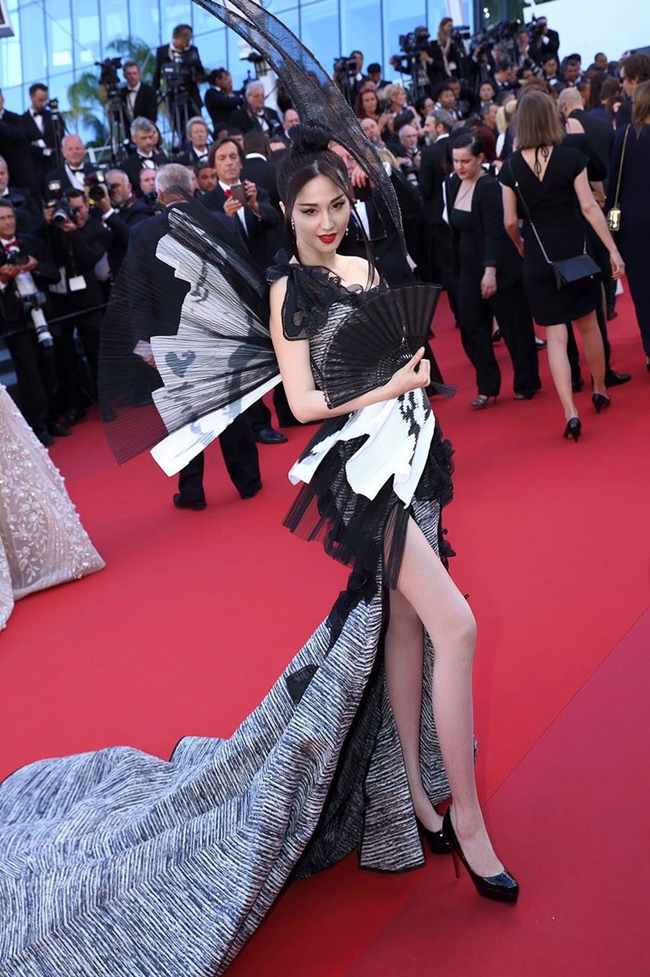 Hồi tháng 5 vừa qua, Lam Yến khiến dư luận ngỡ ngàng khi xuất hiện tại lễ khai mạc LHP Cannes 2017 với bộ cánh có tên gọi “túy mặc” (sáng tác trong men say) của nhà thiết kế Kỳ Cương. Bộ trang phục của cô gây ra nhiều tranh cãi trong dư luận.