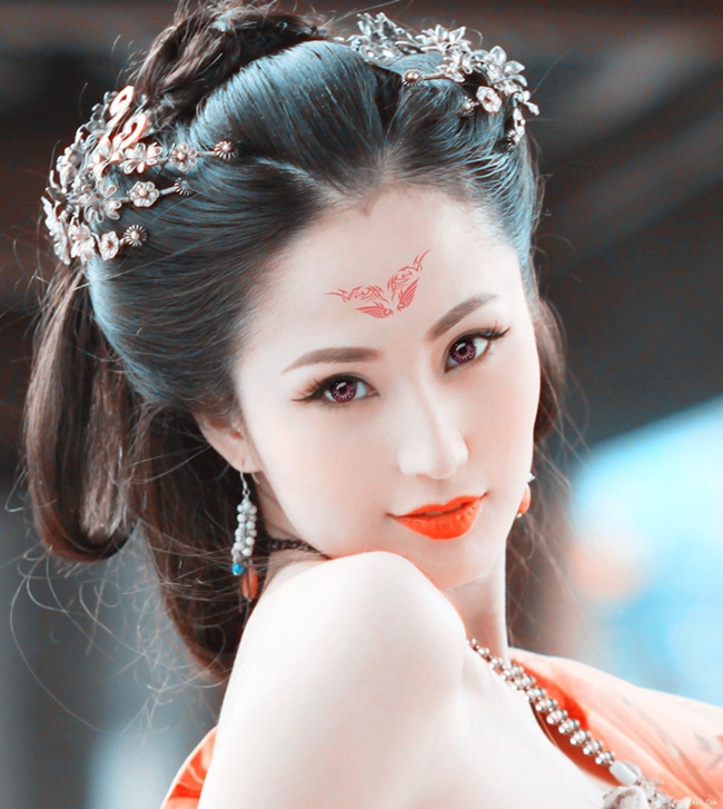 Lam Yến được mệnh danh là “nữ thần 3D châu Á” nhờ vai diễn người vợ xinh đẹp và gợi cảm trong bộ phim “Nhục bồ đoàn”. Đây là tác phẩm 18+ đầu tiên ở Hong Kong được thực hiện dưới định dạng 3D. Sau đó, cô lại gây ấn tượng với vai diễn Vương hoàng hậu trong phim truyền hình “Thái Bình công chúa bí sử”. Dù chỉ là vai phụ song nhan sắc xinh đẹp của Lam Yến không hề thua kém nữ chính Giả Tịnh Văn, Trịnh Sảng, Lưu Vũ Hân…