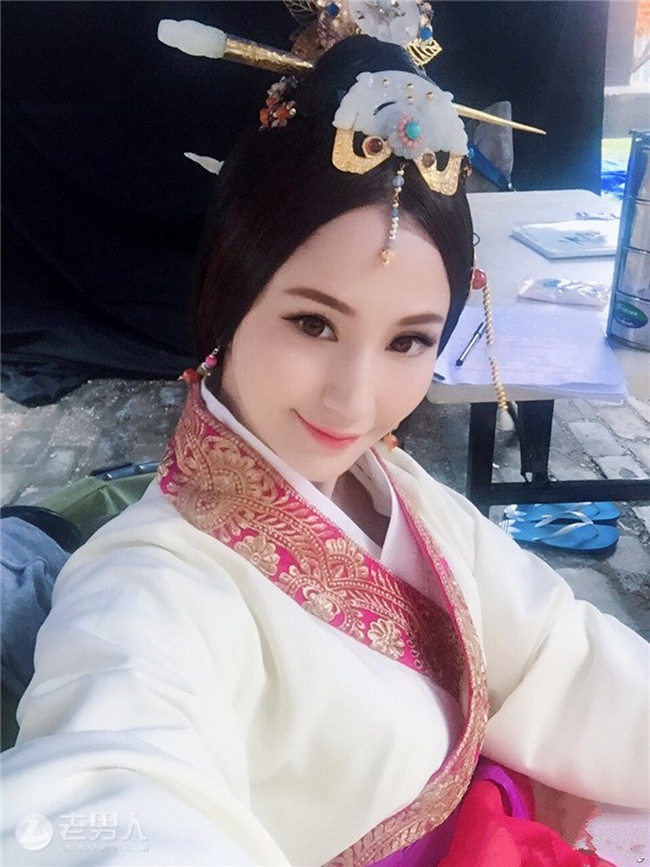 Tạo hình cổ trang của Lam Yến trong phim “Trùng Nhĩ truyện”. Trong phim, cô hợp tác cùng hai mỹ nhân khác là Trương Hàm Vận và Thẩm Mộng Thần.