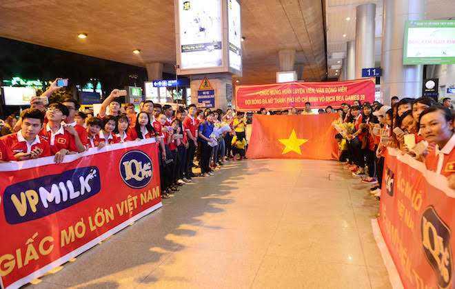 Đón những cô gái vàng SEA Game 29: Vỡ òa một giấc mơ - 1