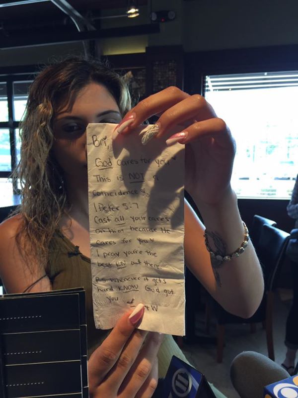 Phục vụ bữa ăn 20 USD, nữ bồi bàn suýt ngất vì điều bất ngờ - 2