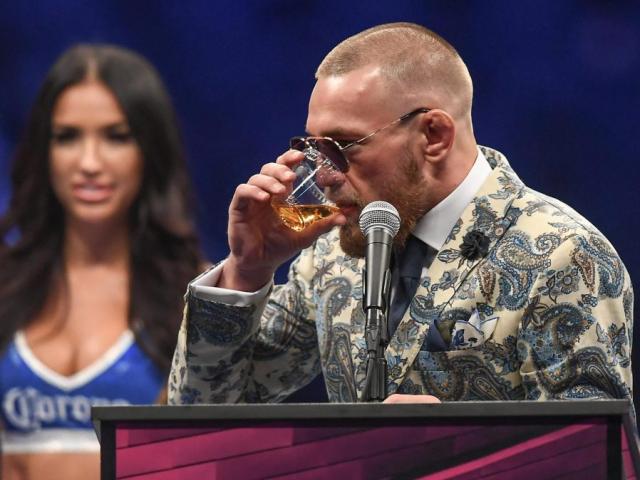 McGregor nốc rượu giải sầu, Mayweather vui vẻ bên dàn mỹ nữ