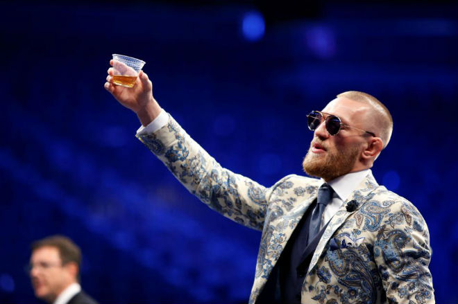 McGregor nốc rượu giải sầu, Mayweather vui vẻ bên dàn mỹ nữ - 3