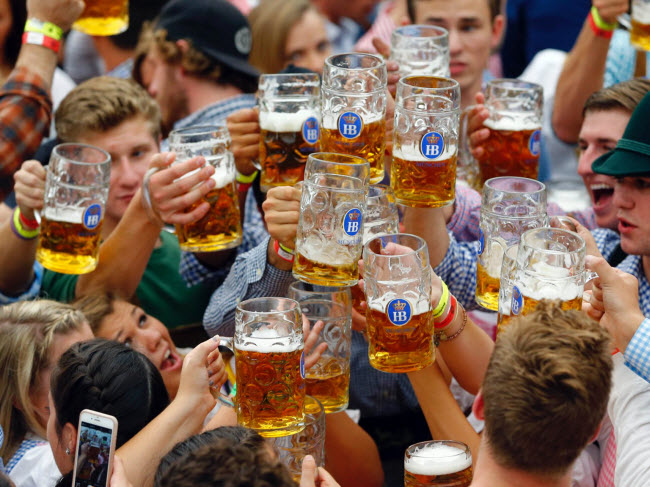 Munich, Đức: Mùa thu ở thành phố Munich cũng là thời điểm diễn ra lễ hội Oktoberfest, với các sự kiện văn hóa, thưởng thức bia và giải trí mang đậm phong cách truyền thống của người Đức. Lễ hội diễn ra từ giữa tháng 9 đến đầu tháng 10 hằng năm.