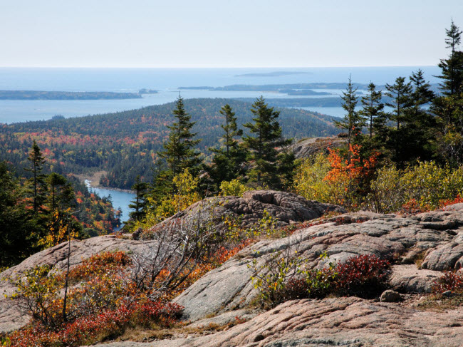 Vườn quốc gia Acadia, Mỹ: Một địa điểm lý tưởng khác để trải nghiệm mùa thu nước Mỹ là vườn quốc gia Acadia ở bang Maine. Từ đây, du khách có thể ngắm nhìn Đại Tây Dương rộng lớn.