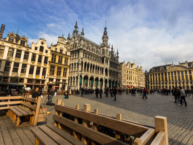 Brussels, Bỉ: Thành phố này nổi tiếng với bia, sô-cô-la và các món ăn Pháp. Chúng trở nên hấp dẫn hơn khi được thưởng thức vào mùa thu.