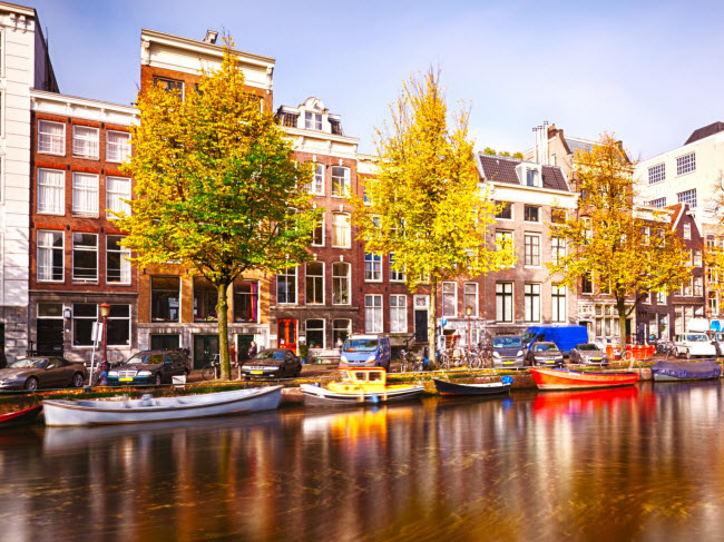 Amsterdam, Hà Lan: Du khách chắc chắn sẽ có trải nghiệm khó quên khi đi bộ hay đạp xe dọc các con kênh trong tiết trời mùa thu ở thành phố Amsterdam.