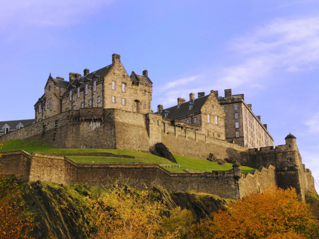 Edinburgh, Scotland: Ngoài phong cảnh mùa thu tuyệt đẹp, Edinburgh cũng nổi tiếng với lịch sử lâu đời và các công trình kiến trúc cổ. Du khách có thể khám phá lâu đài cổ Edinburgh nằm trên đỉnh núi lửa đã ngừng hoạt động.